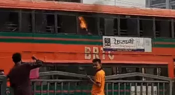 ঢাকা বিশ্ববিদ্যালয়ের বাসে আগুন