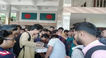উপাচার্যের বিদায়ের খবরে খুশিতে ক্যাম্পাসে মিষ্টি বিতরণ