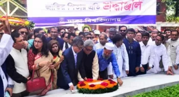 ৮০০ শিক্ষক নিয়ে বঙ্গবন্ধুর সমাধিসৌধে ঢাবি উপাচার্যের শ্রদ্ধা